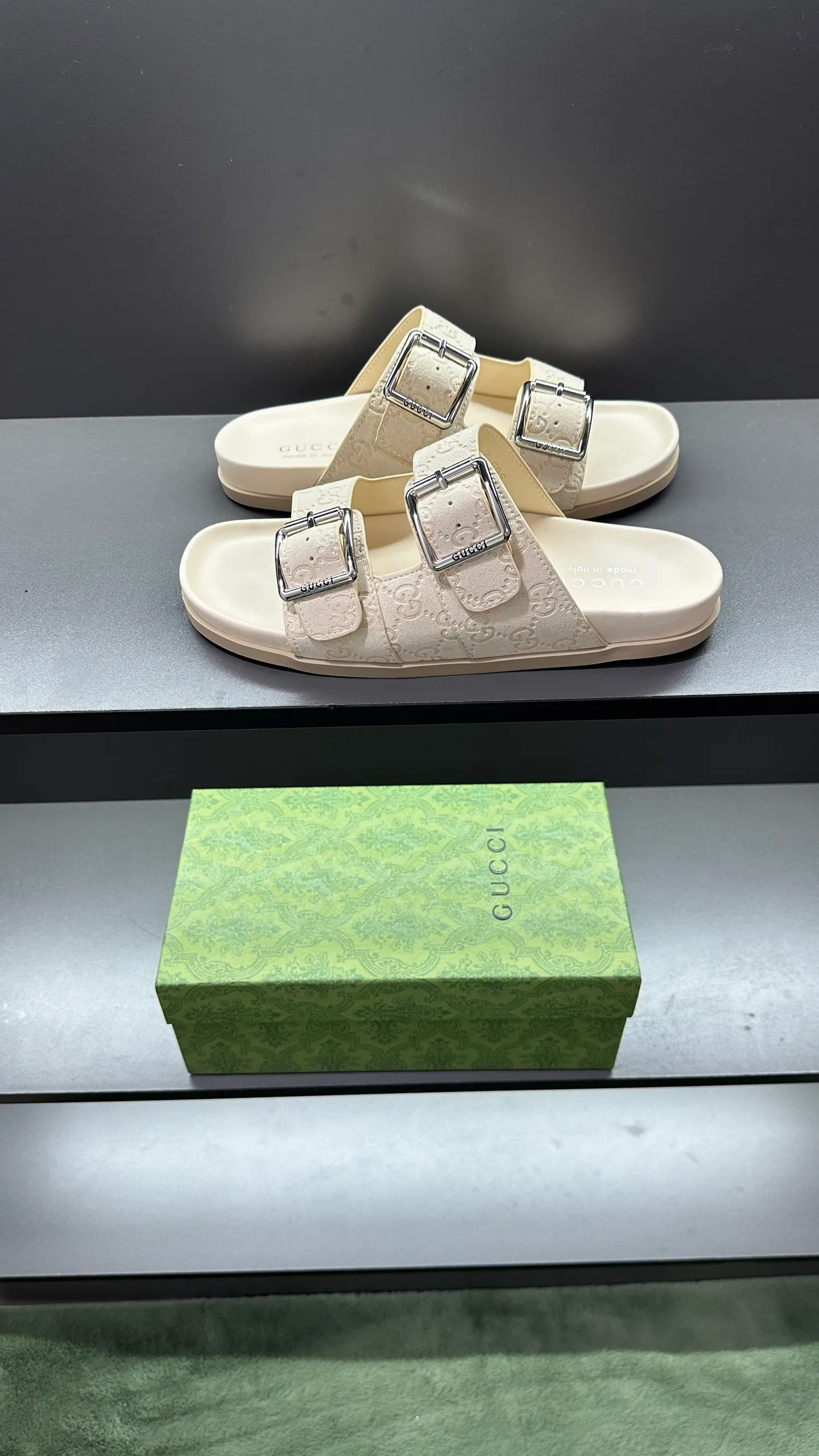 [G Home New Style] P: 320💰Men's size 39~45, (46. Customized) This slipper is made of GG polyester fiber and is decorated with a Gucci label on the front, which adds a striking logo feel to the style. "Gucci Made in Italy" stamped label Rubber sole Flat Made in Italy